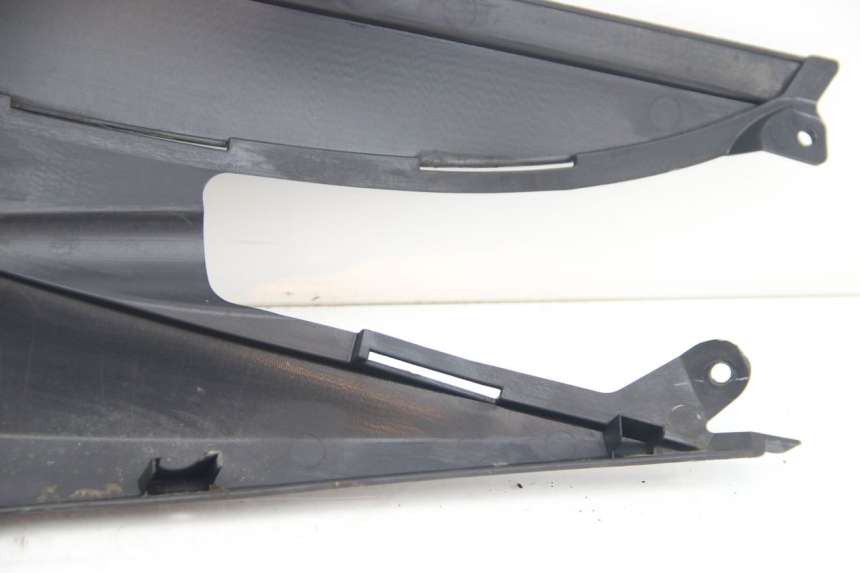 photo de TAPA BAJO EL ASIENTO DERECHO SUZUKI SIXTEEN 125 (2008 - 2010)