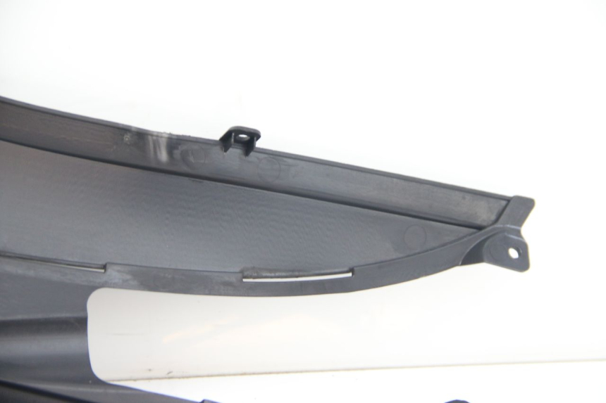photo de TAPA BAJO EL ASIENTO DERECHO SUZUKI SIXTEEN 125 (2008 - 2010)