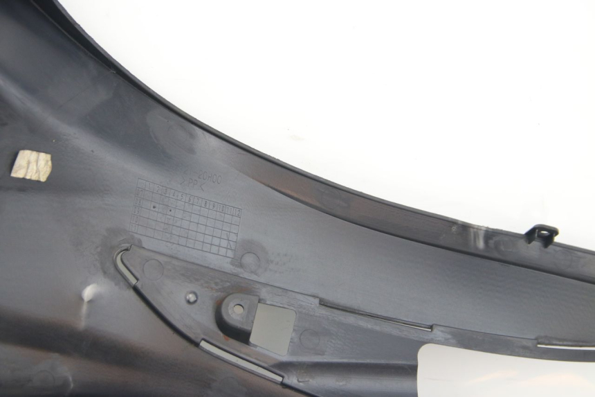 photo de TAPA BAJO EL ASIENTO DERECHO SUZUKI SIXTEEN 125 (2008 - 2010)