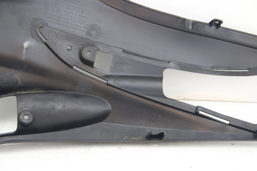photo de TAPA BAJO EL ASIENTO DERECHO SUZUKI SIXTEEN 125 (2008 - 2010)