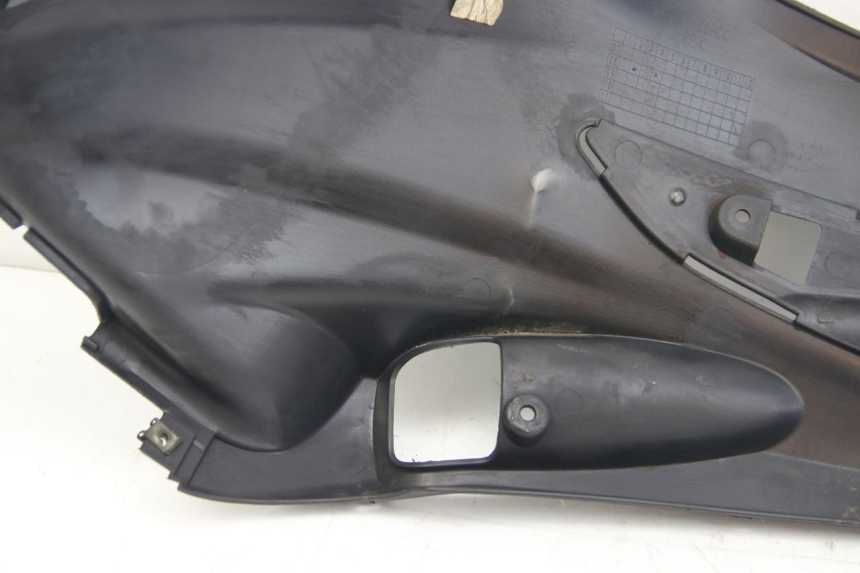 photo de TAPA BAJO EL ASIENTO DERECHO SUZUKI SIXTEEN 125 (2008 - 2010)