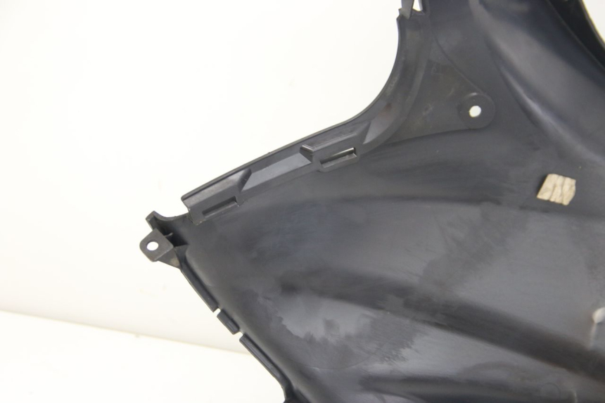photo de TAPA BAJO EL ASIENTO DERECHO SUZUKI SIXTEEN 125 (2008 - 2010)