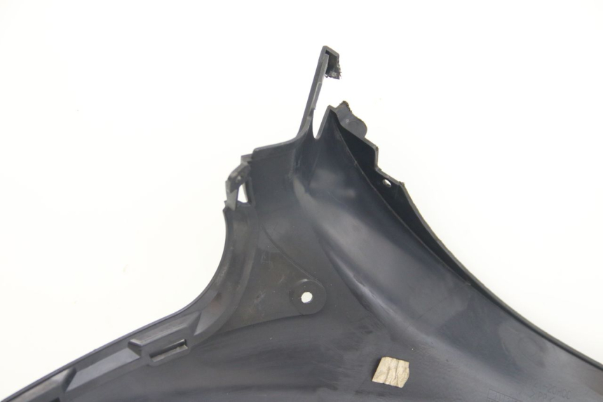 photo de TAPA BAJO EL ASIENTO DERECHO SUZUKI SIXTEEN 125 (2008 - 2010)