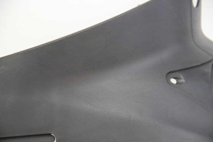 photo de TAPA BAJO EL ASIENTO DERECHO SUZUKI SIXTEEN 125 (2008 - 2010)