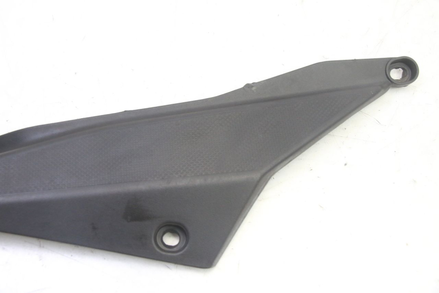 photo de TAPA BAJO ASIENTO DERECHO GILERA SMT SUPERMOTARD 50 (2009 - 2017)