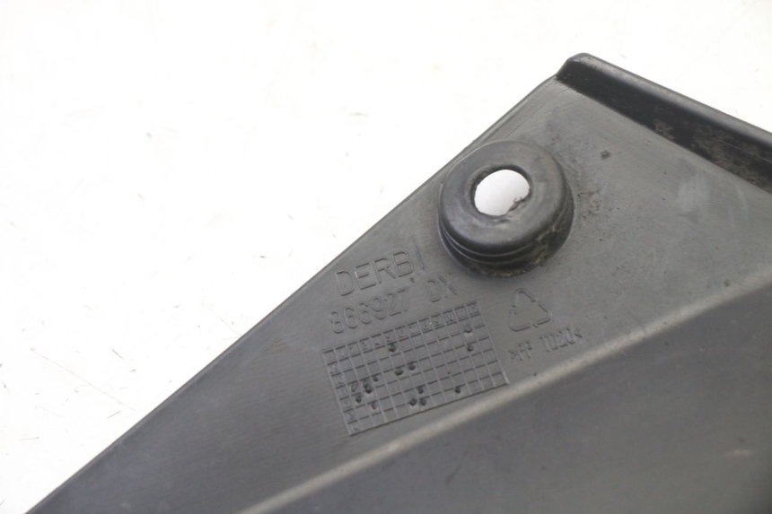 photo de TAPA BAJO ASIENTO DERECHO GILERA SMT SUPERMOTARD 50 (2009 - 2017)