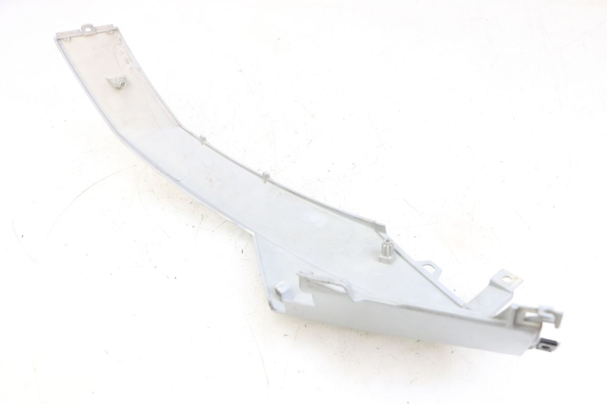 photo de TAPA BAJO ASIENTO DERECHO PEUGEOT SPEEDFIGHT 4 4T EFI 50 (2021 - 2025) - Primer plano técnico