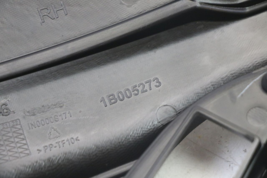 photo de TAPA BAJO ASIENTO DERECHO APRILIA SR 2T 50 (2018 - 2022)