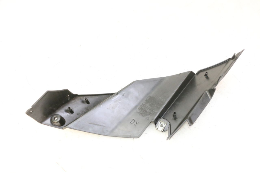 photo de TAPA BAJO ASIENTO DERECHO APRILIA SR R 2T LC 50 (2018 - 2021)