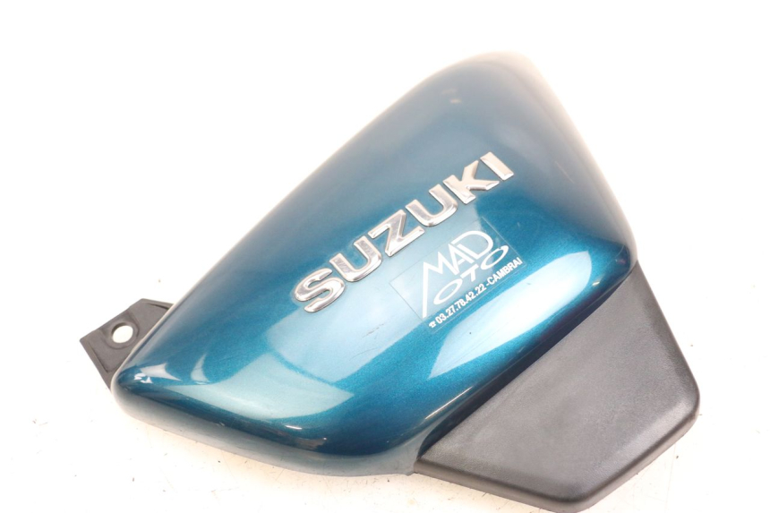 photo de TAPA BAJO ASIENTO DERECHO SUZUKI GZ MARAUDER 125 (1998 - 2004)
