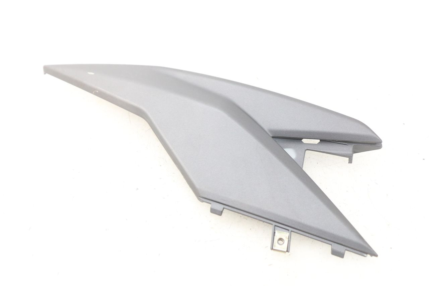 photo de TAPA DEBAJO DEL ASIENTO DERECHO SYM JET 4 4T 50 (2018 - 2021)