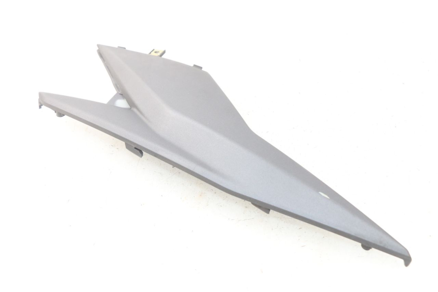 photo de TAPA DEBAJO DEL ASIENTO DERECHO SYM JET 4 4T 50 (2018 - 2021)