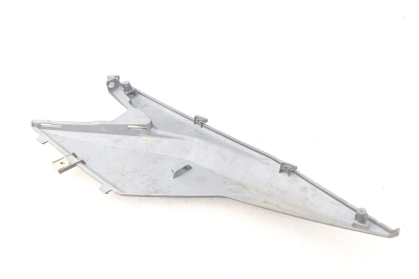 photo de TAPA DEBAJO DEL ASIENTO DERECHO SYM JET 4 4T 50 (2018 - 2021)
