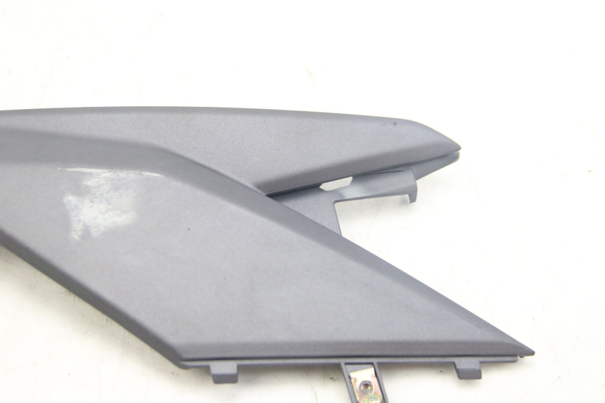 photo de TAPA DEBAJO DEL ASIENTO DERECHO SYM JET 4 4T 50 (2018 - 2021)