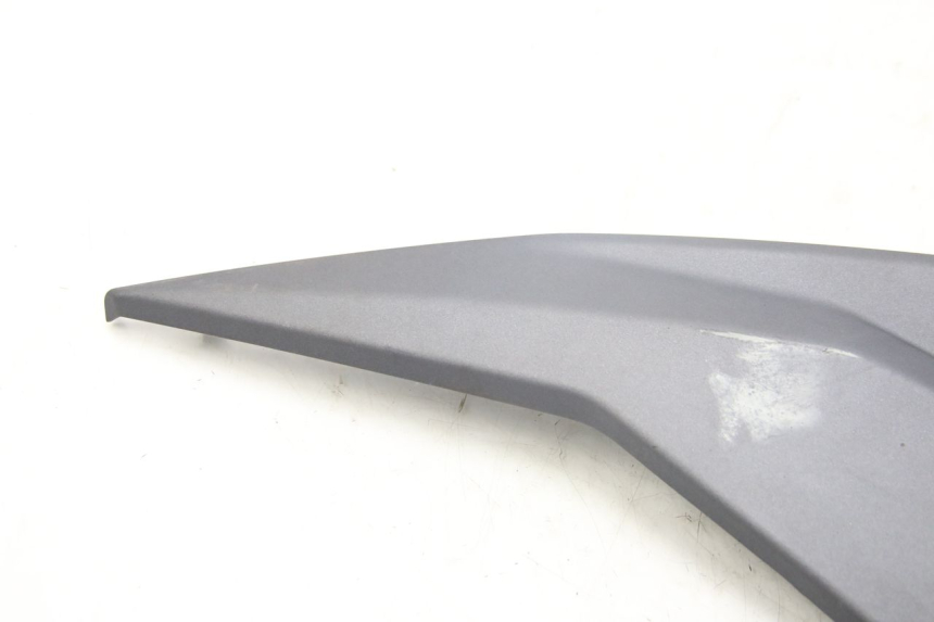 photo de TAPA DEBAJO DEL ASIENTO DERECHO SYM JET 4 4T 50 (2018 - 2021)