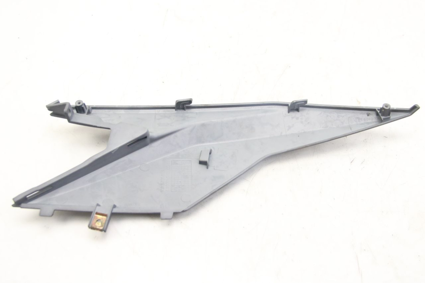 photo de TAPA DEBAJO DEL ASIENTO DERECHO SYM JET 4 4T 50 (2018 - 2021)