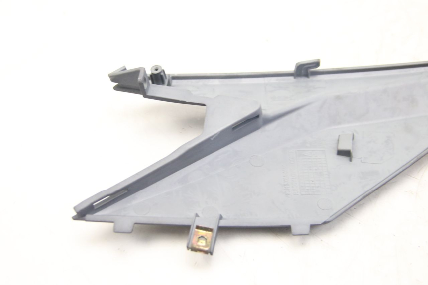 photo de TAPA DEBAJO DEL ASIENTO DERECHO SYM JET 4 4T 50 (2018 - 2021)