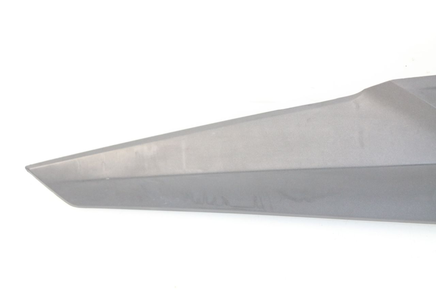 photo de TAPA BAJO ASIENTO DERECHO SYM JOYMAX 250 (2013 - 2017)