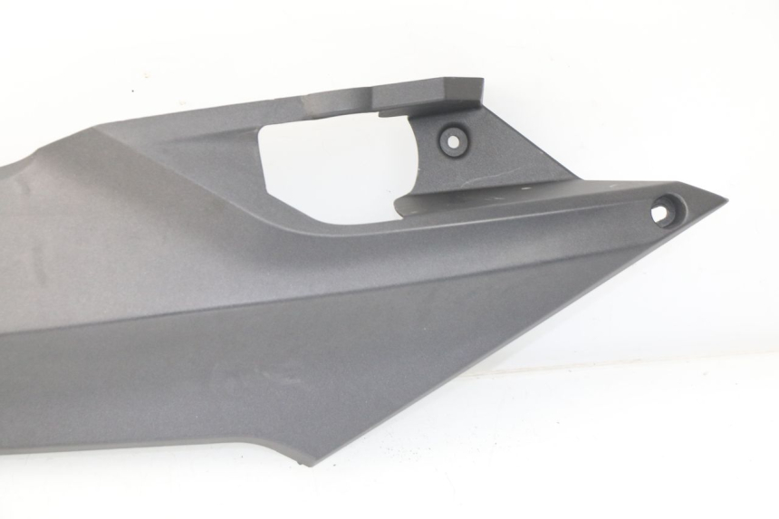 photo de TAPA BAJO ASIENTO DERECHO SYM JOYMAX 250 (2013 - 2017)