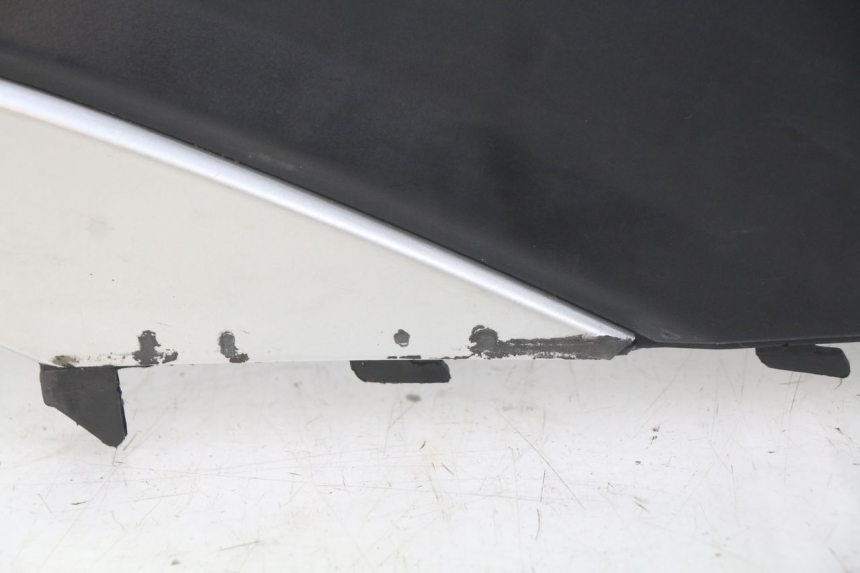 photo de TAPA BAJO EL ASIENTO DERECHO. TNT MOTOR GRIDO 2T 50 (2010 - 2019)