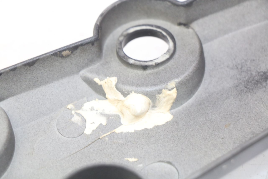 photo de TAPA BAJO EL ASIENTO DERECHO SYM WOLF SB 125 (2011 - 2018)