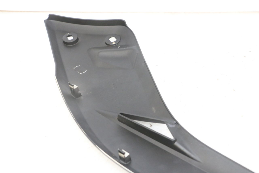 photo de TAPA BAJO EL ASIENTO DERECHO YAMAHA X-MAX XMAX 125 (2010 - 2014)