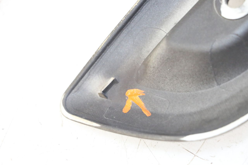 photo de TAPA BAJO EL ASIENTO DERECHO YAMAHA X-MAX XMAX 125 (2010 - 2014)