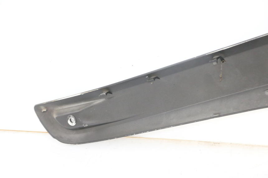 photo de TAPA BAJO EL ASIENTO DERECHO YAMAHA X-MAX XMAX 125 (2010 - 2014)