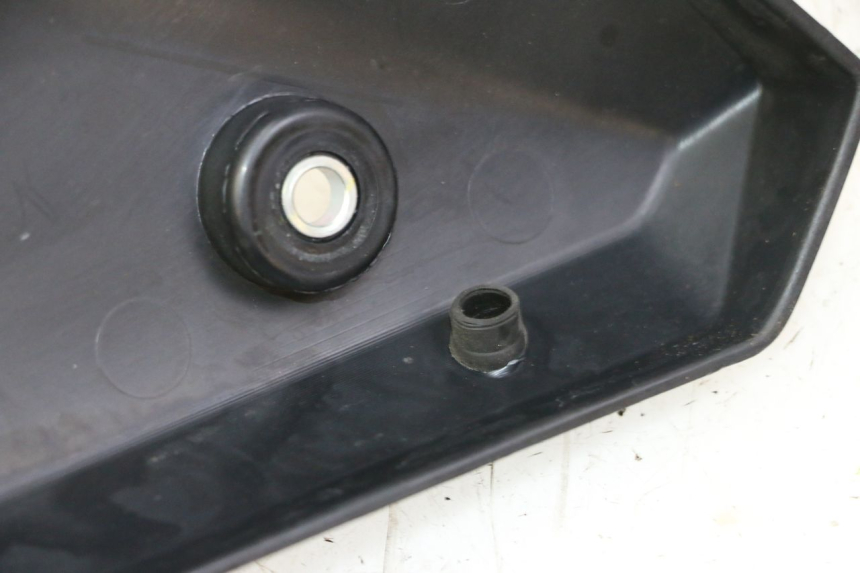 photo de TAPA BAJO ASIENTO DERECHO YAMAHA XJ6 ABS 600 (2008 - 2016)