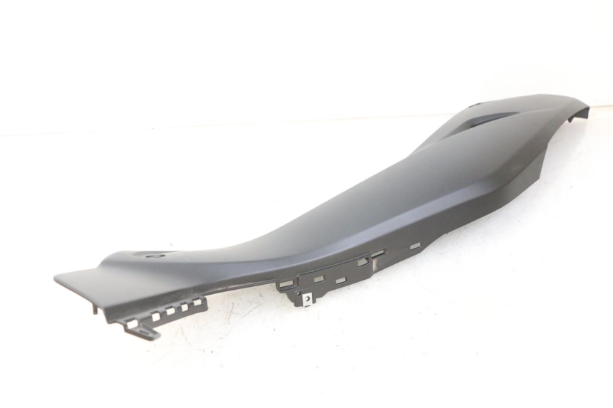 photo de TAPA BAJO ASIENTO DERECHO YAMAHA XMAX X-MAX 125 (2021 - 2025)