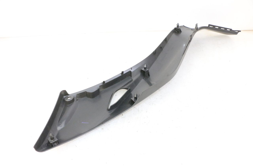photo de TAPA BAJO ASIENTO DERECHO YAMAHA XMAX X-MAX 125 (2021 - 2025)