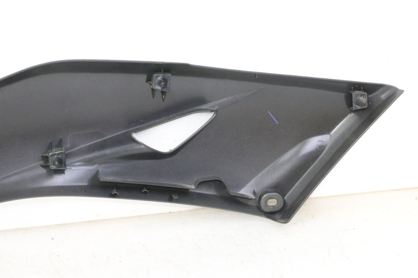 photo de TAPA BAJO ASIENTO DERECHO YAMAHA XMAX X-MAX 125 (2021 - 2025)