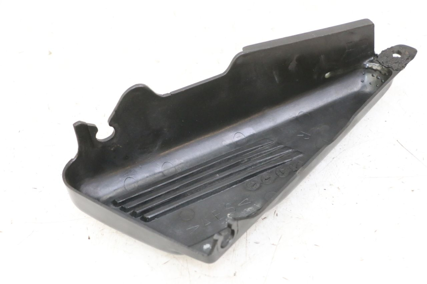 photo de TAPA BAJO ASIENTO DERECHO YAMAHA FZS FAZER 600 (2001 - 2003)