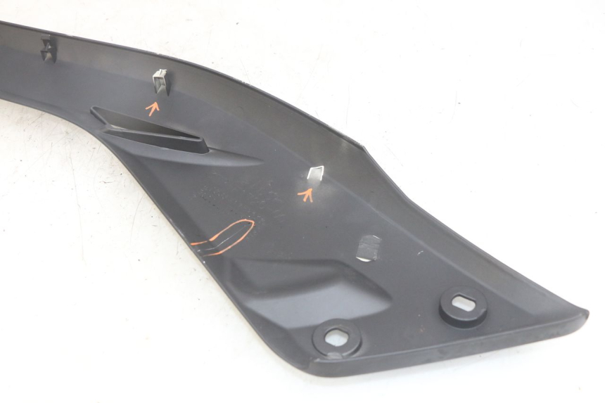 photo de TAPA BAJO EL ASIENTO DERECHO YAMAHA X-MAX XMAX 125 (2010 - 2014)