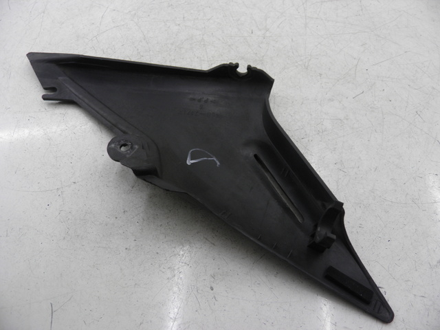 photo de TAPA BAJO ASIENTO DERECHO YAMAHA XJS DIVERSION 600 (2000 - 2003)