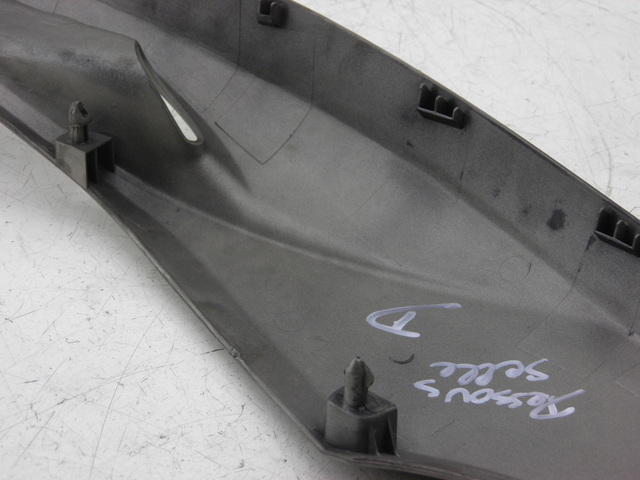 photo de TAPA BAJO ASIENTO DERECHO YAMAHA XP T-MAX TMAX 500 (2004 - 2007)