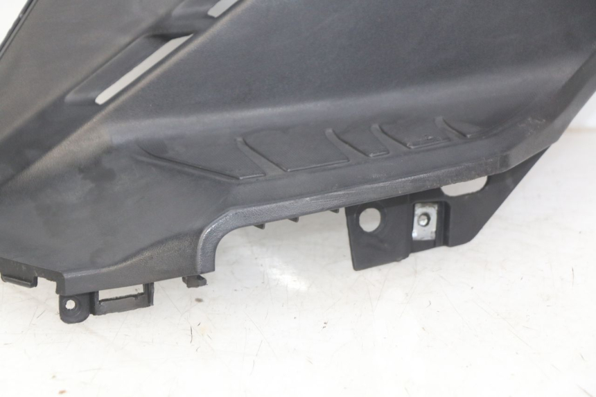 photo de TAPA DEBAJO DEL ASIENTO IZQUIERDO KYMCO AGILITY 16+ 4T 50 (2018 - 2023)