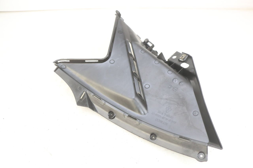 photo de TAPA DEBAJO DEL ASIENTO IZQUIERDO KYMCO AGILITY 16+ 4T 50 (2018 - 2023)