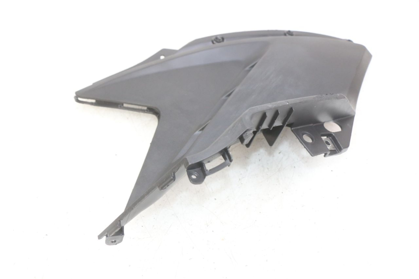 photo de TAPA DEBAJO DEL ASIENTO IZQUIERDO KYMCO AGILITY 16+ 4T 50 (2018 - 2023)