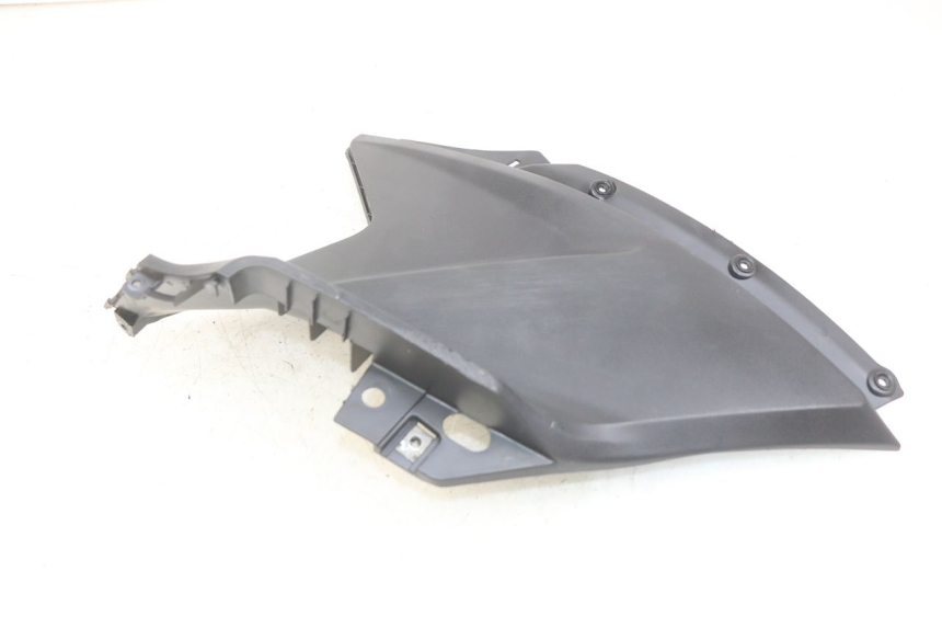 photo de TAPA DEBAJO DEL ASIENTO IZQUIERDO KYMCO AGILITY 16+ 4T 50 (2018 - 2023)