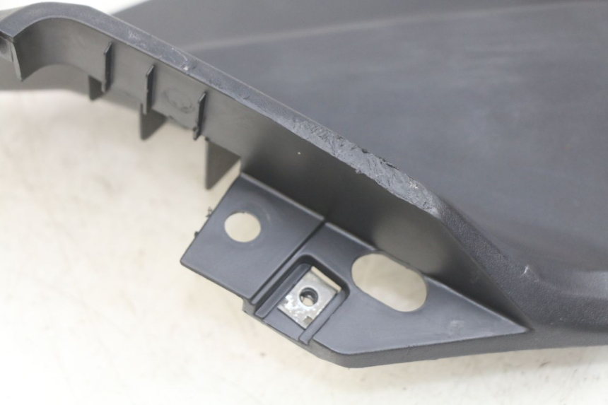 photo de TAPA DEBAJO DEL ASIENTO IZQUIERDO KYMCO AGILITY 16+ 4T 50 (2018 - 2023)