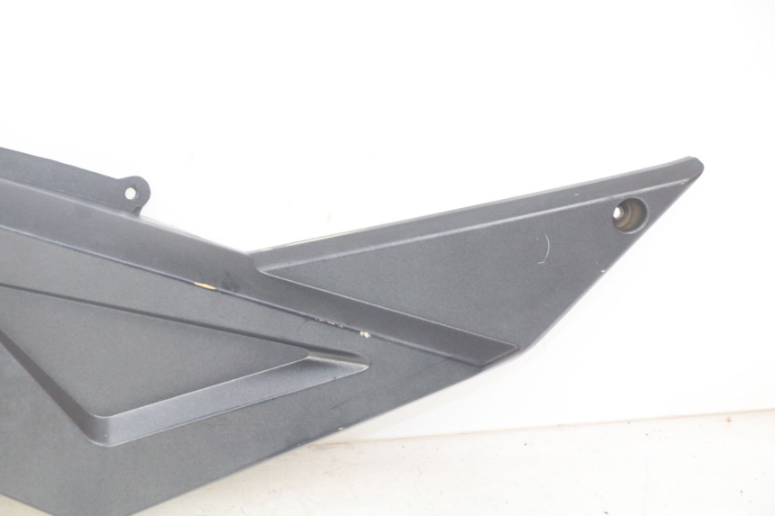 photo de TAPA DEBAJO DEL ASIENTO IZQUIERDO NECO ALEXONE 125 (2017 - 2024)