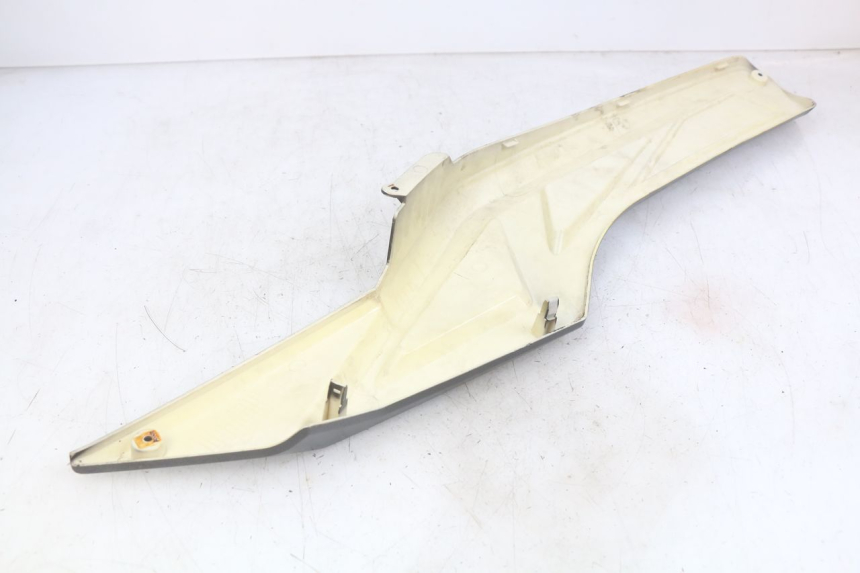 photo de TAPA DEBAJO DEL ASIENTO IZQUIERDO NECO ALEXONE 125 (2017 - 2024)