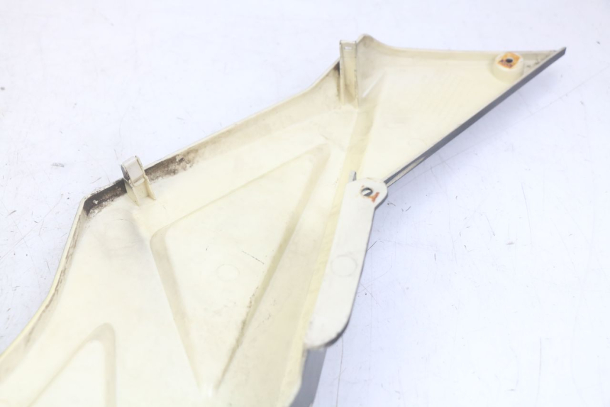 photo de TAPA DEBAJO DEL ASIENTO IZQUIERDO NECO ALEXONE 125 (2017 - 2024)