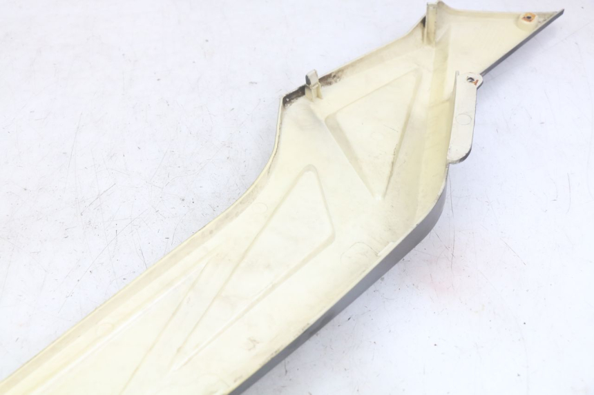 photo de TAPA DEBAJO DEL ASIENTO IZQUIERDO NECO ALEXONE 125 (2017 - 2024)