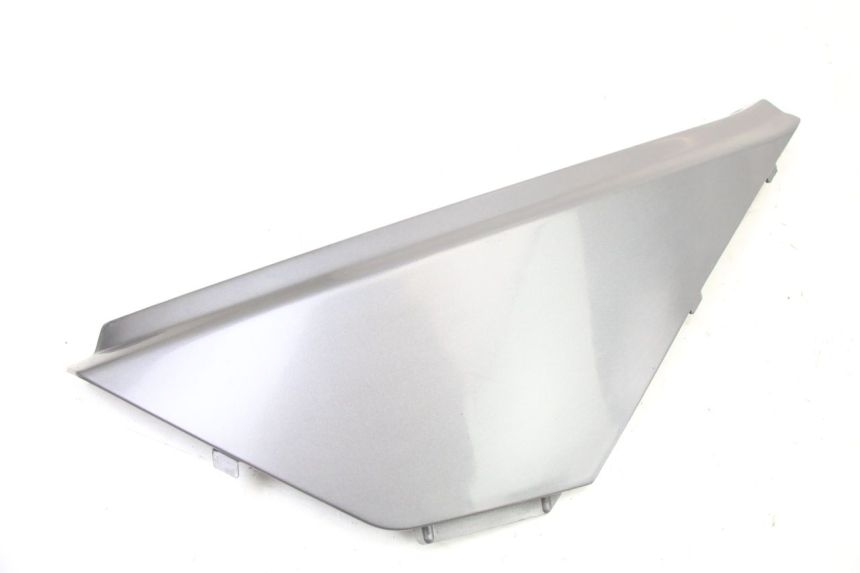 photo de TAPA BAJO ASIENTO IZQUIERDA APRILIA ATLANTIC 125 (2003 - 2009)