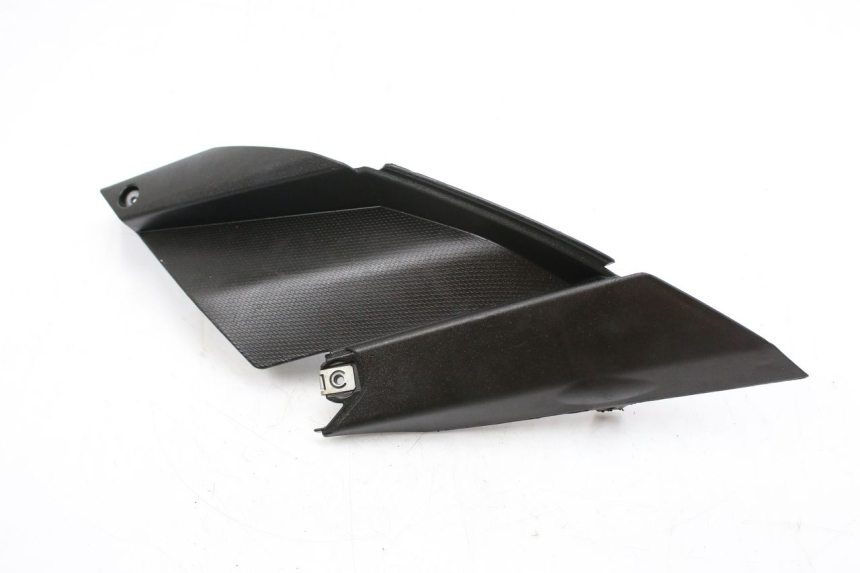 photo de TAPA DEBAJO DEL ASIENTO IZQUIERDO APRILIA SR R 2T LC 50 (2018 - 2021)