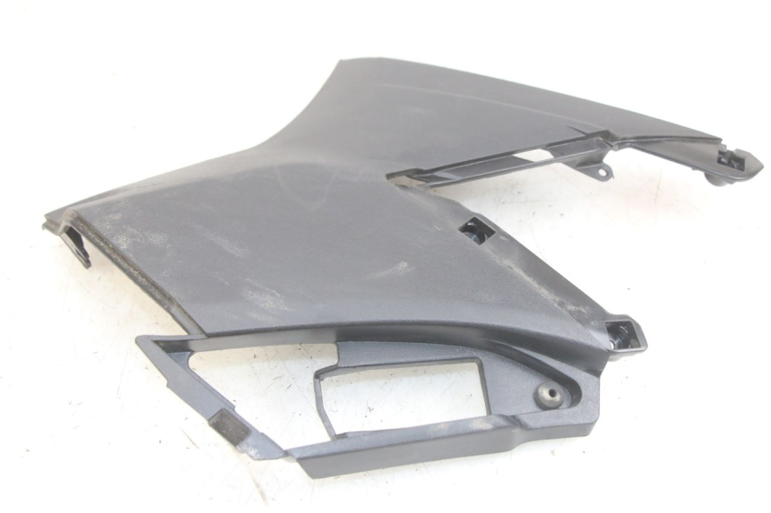 photo de TAPA DEBAJO DEL ASIENTO IZQUIERDO APRILIA SXR 50 (2021 - 2023)