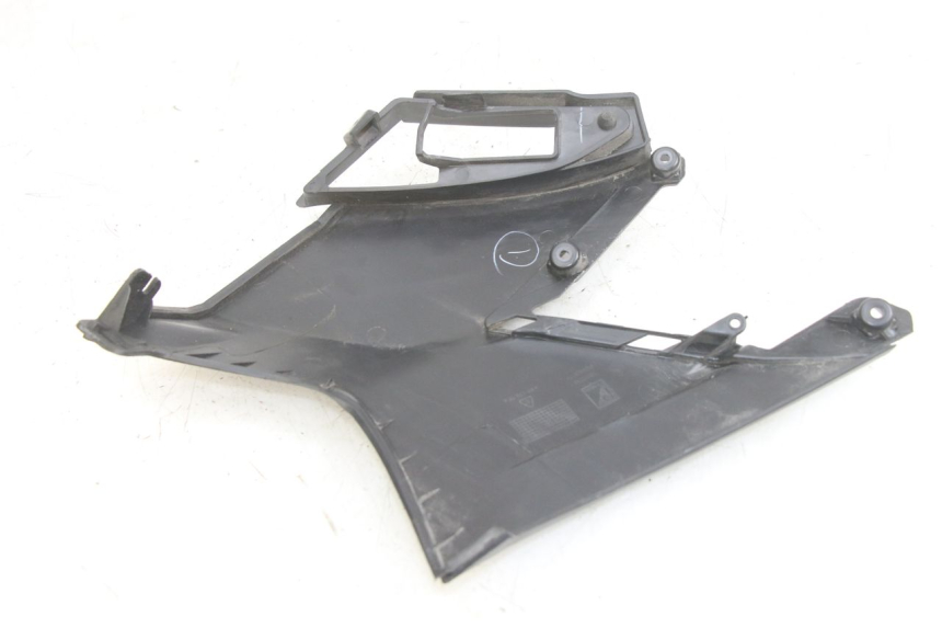 photo de TAPA DEBAJO DEL ASIENTO IZQUIERDO APRILIA SXR 50 (2021 - 2023)
