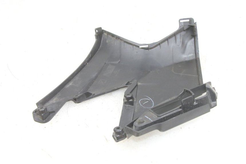 photo de TAPA DEBAJO DEL ASIENTO IZQUIERDO APRILIA SXR 50 (2021 - 2023)